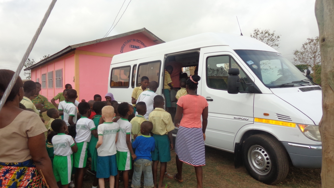 Ghana kids loading new bus